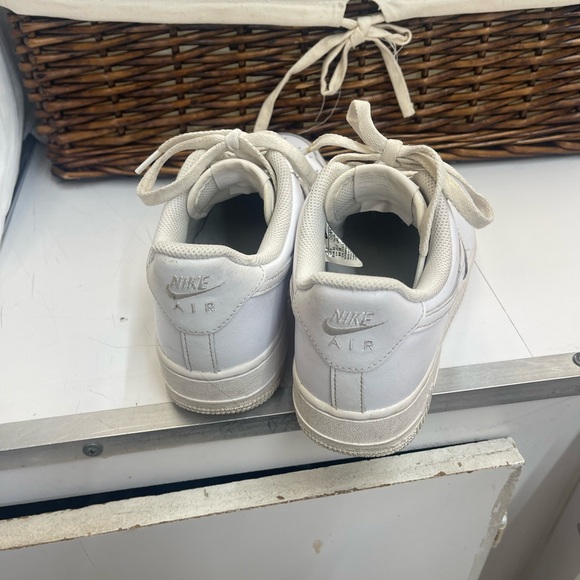 Nike White Low-Top Sneakers - Picture 5 of 6